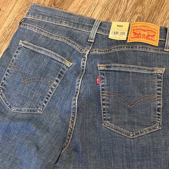 Levi's Women 724 Straight Leg Jeans - Picture 3 of 7
